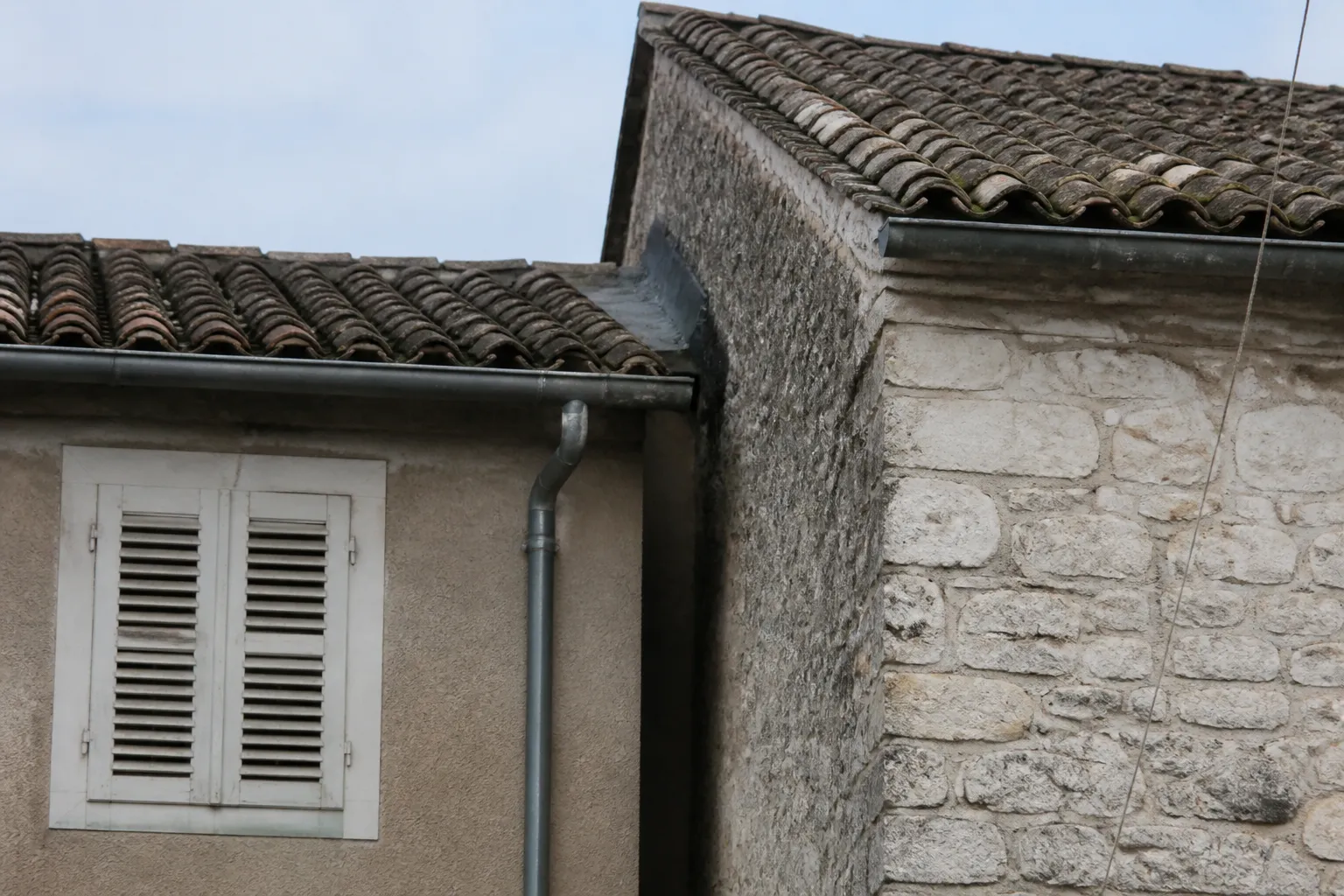 Mur mitoyen et jonction de toitures entre deux maisons