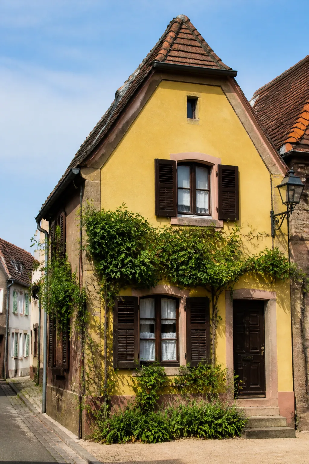 Maison ancienne à toit pentu dans une petite ville d’Alsace avant un achat