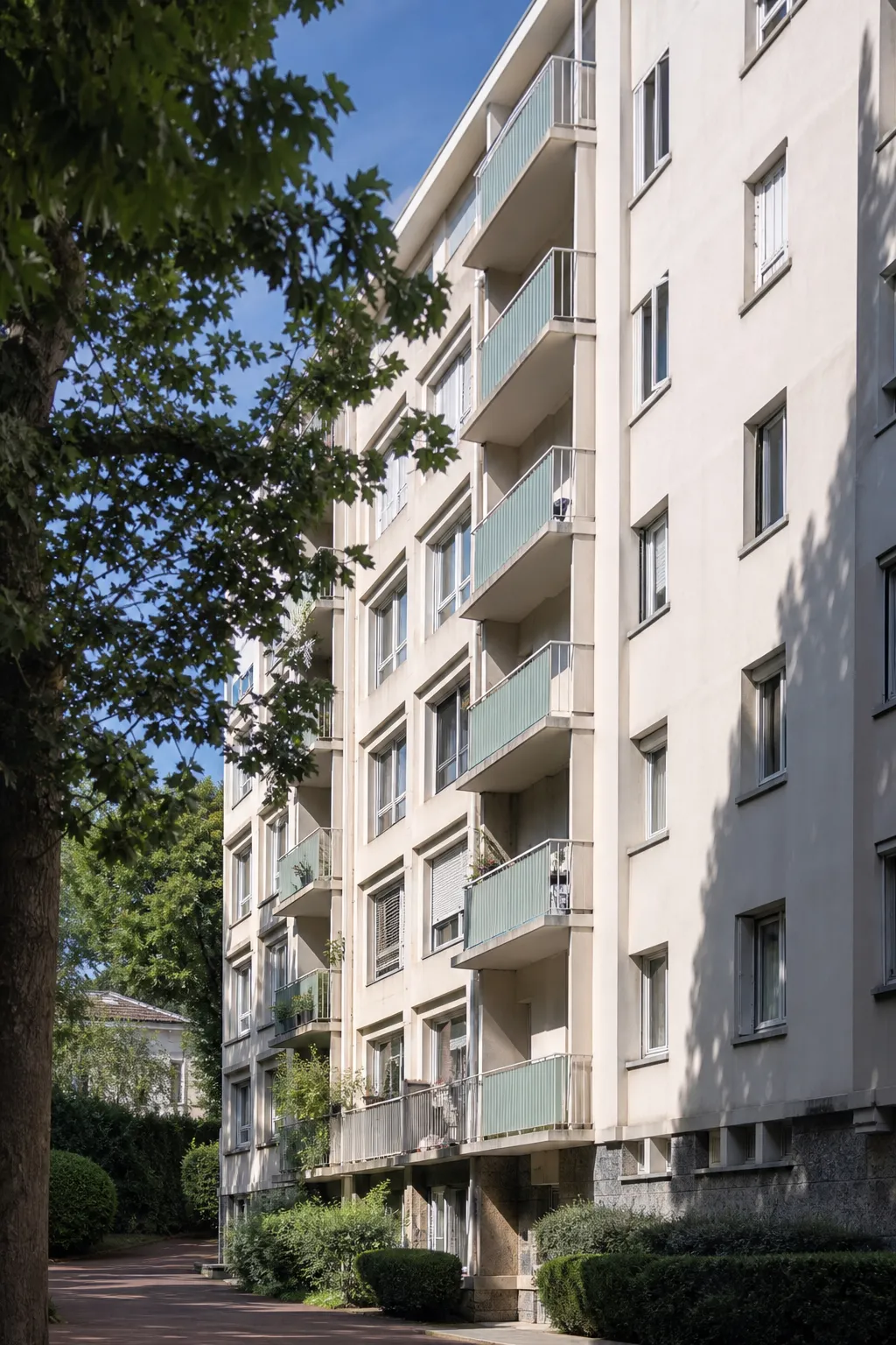Immeuble résidentiel avec balcons dans un quartier de Strasbourg avant un achat