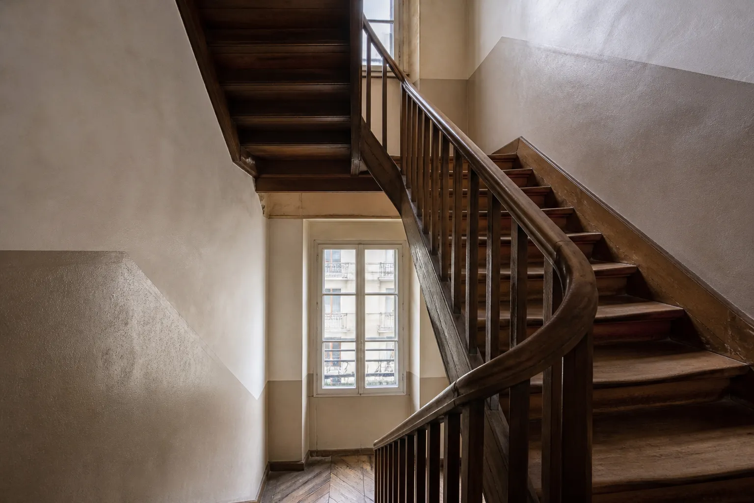 Escalier commun en bois dans un immeuble ancien