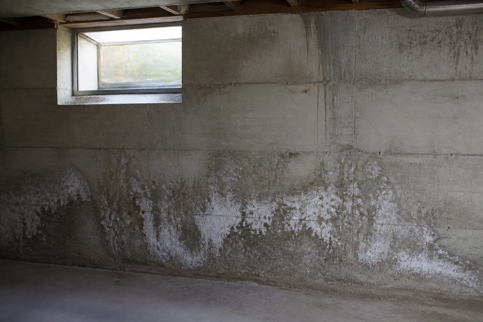 Mur de sous-sol avec traces d’humidité en partie basse
