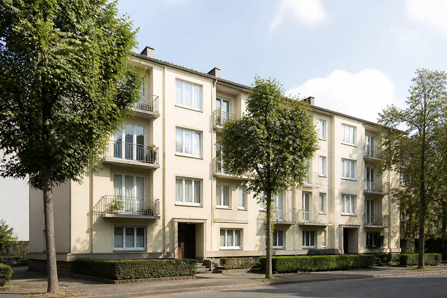 Immeuble collectif des années 1950 avec balcons