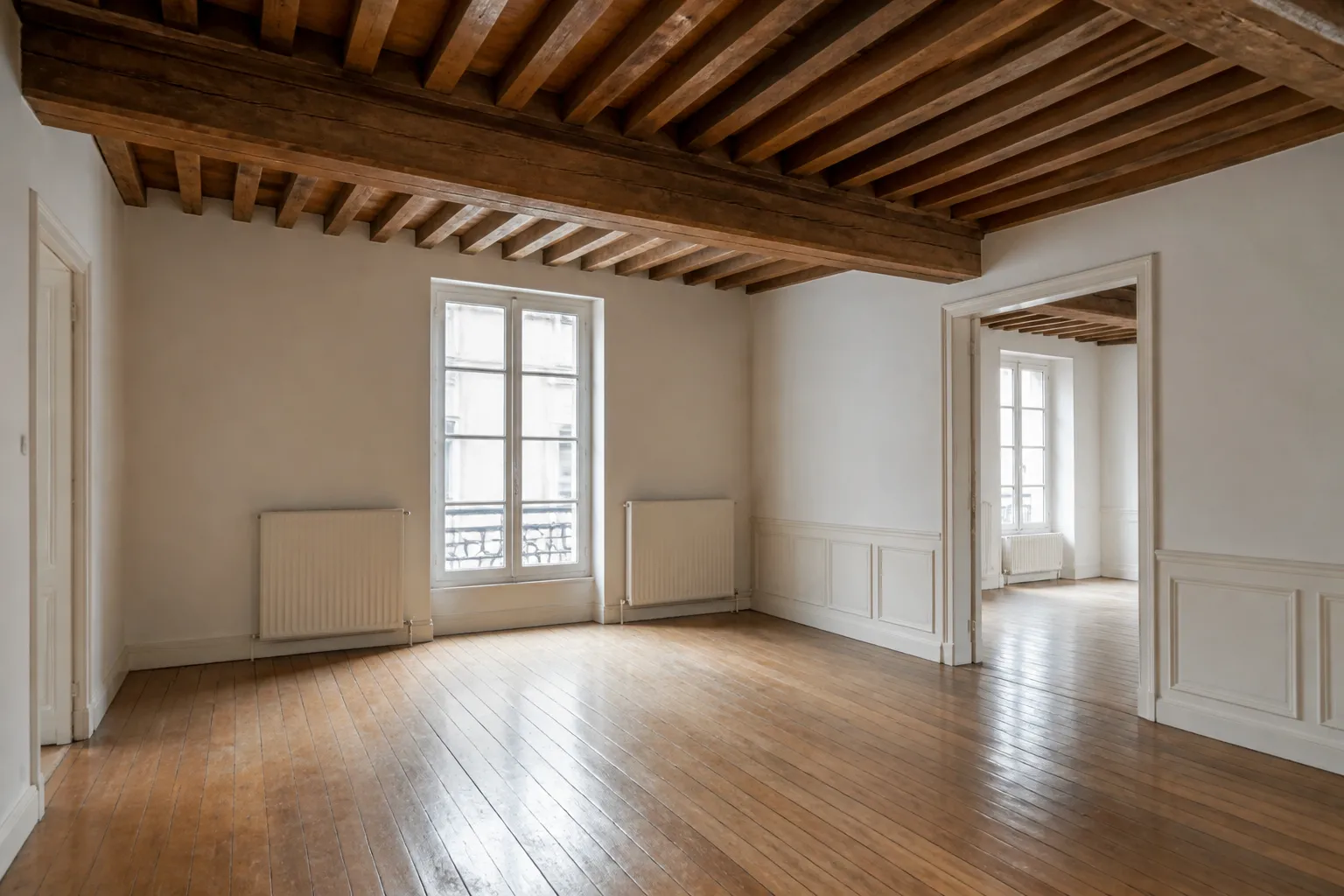 Plafond à la française avec poutres apparentes dans un appartement ancien