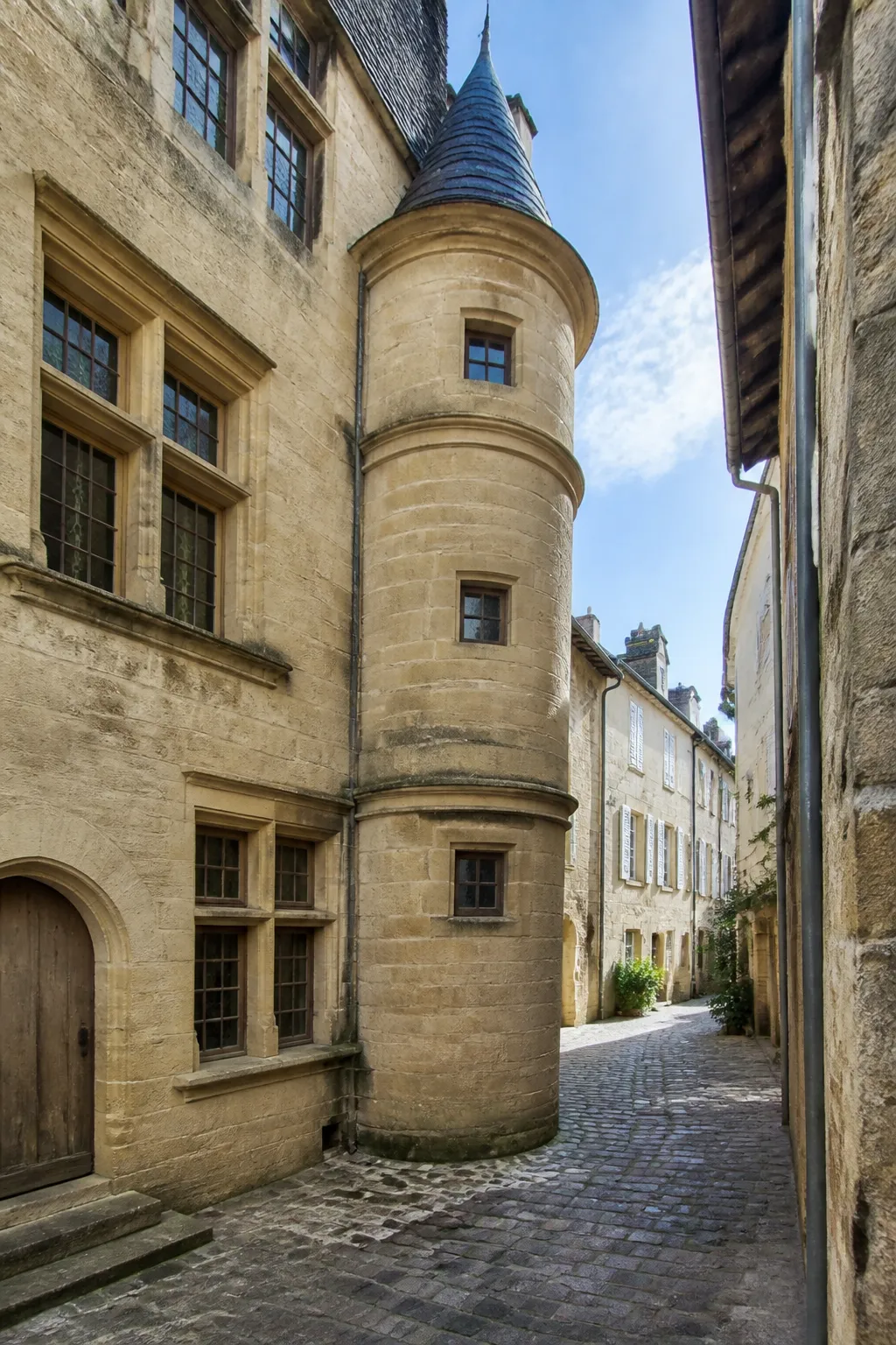 Maison de ville ancienne en pierre calcaire avec tourelle d’escalier