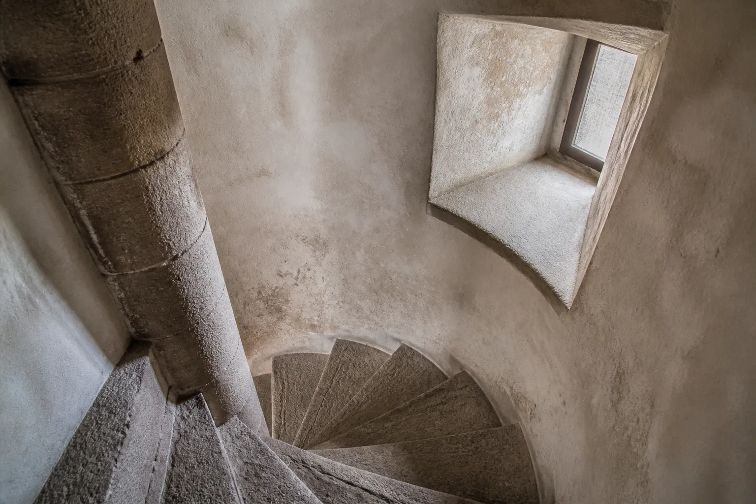 Escalier en pierre en colimaçon dans une tourelle