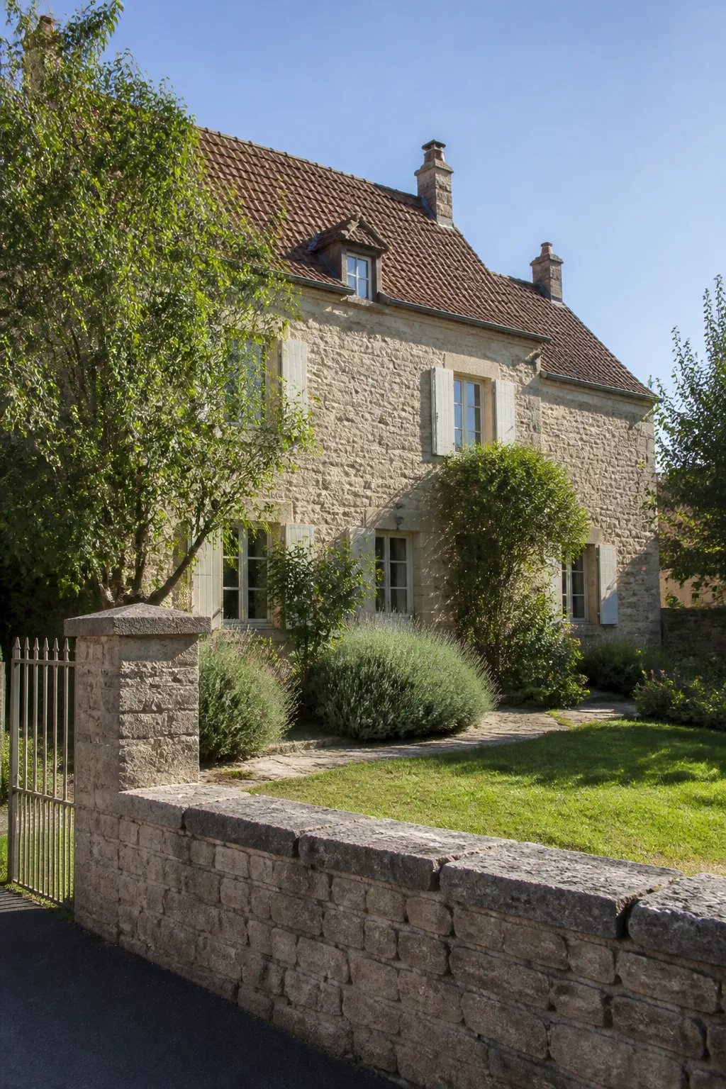 Maison ancienne en pierre avec jardin dans une petite ville de Bourgogne
