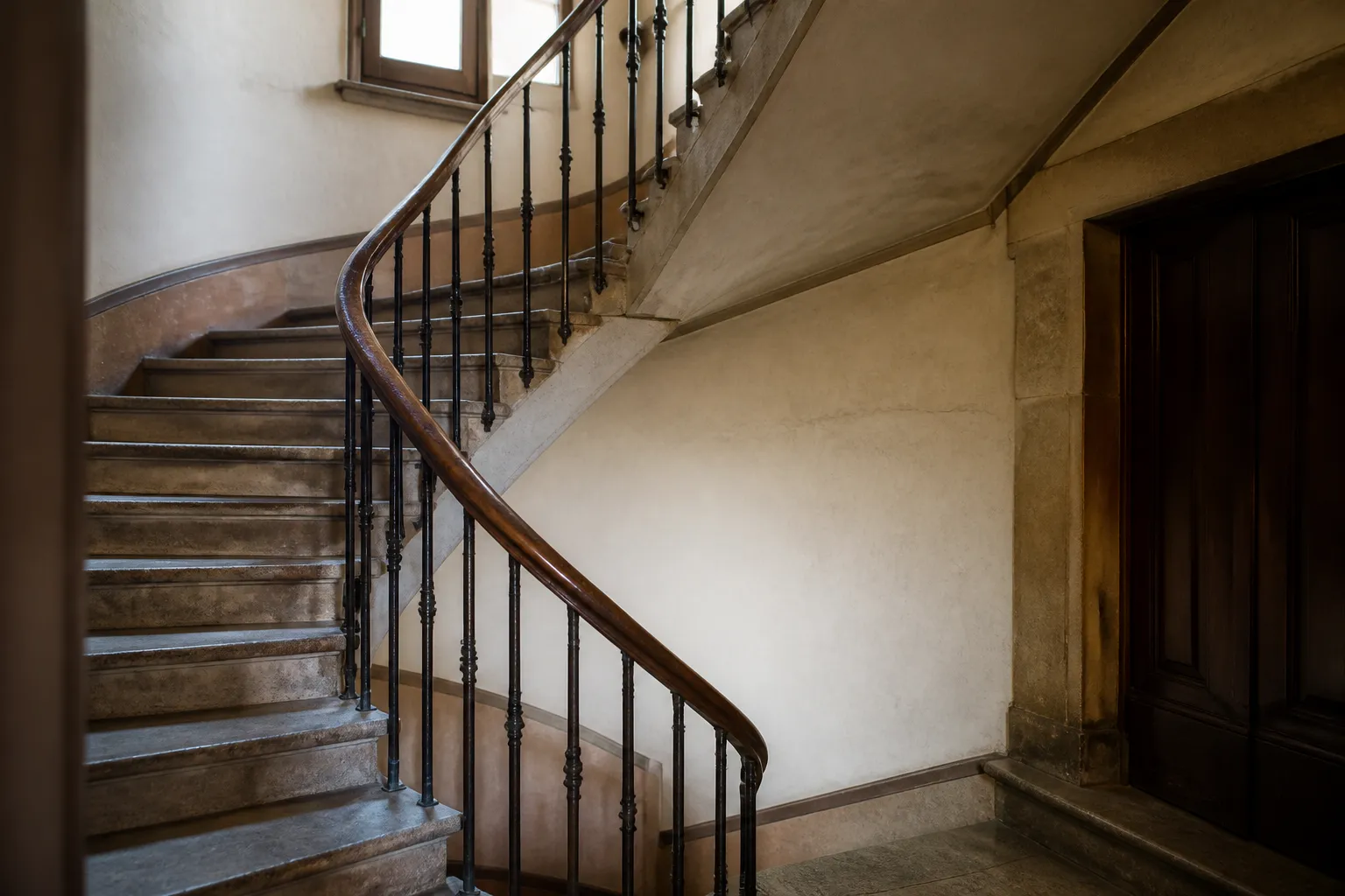 Cage d’escalier ancienne d’un immeuble en copropriété