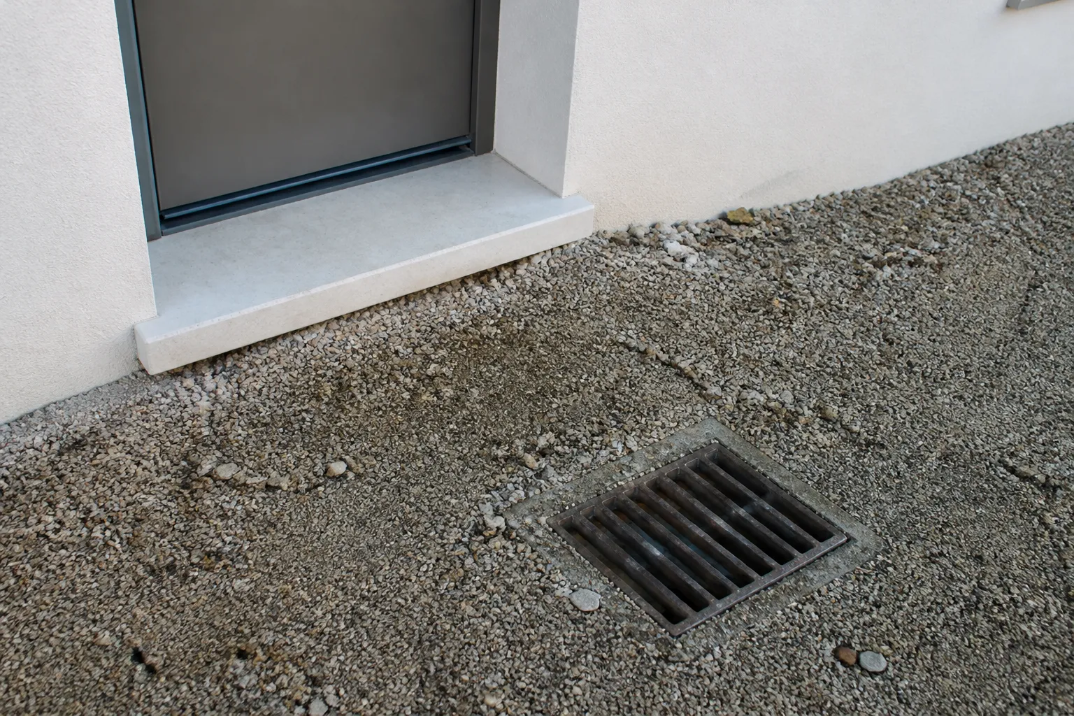 Seuil de porte et pente du terrain devant une maison