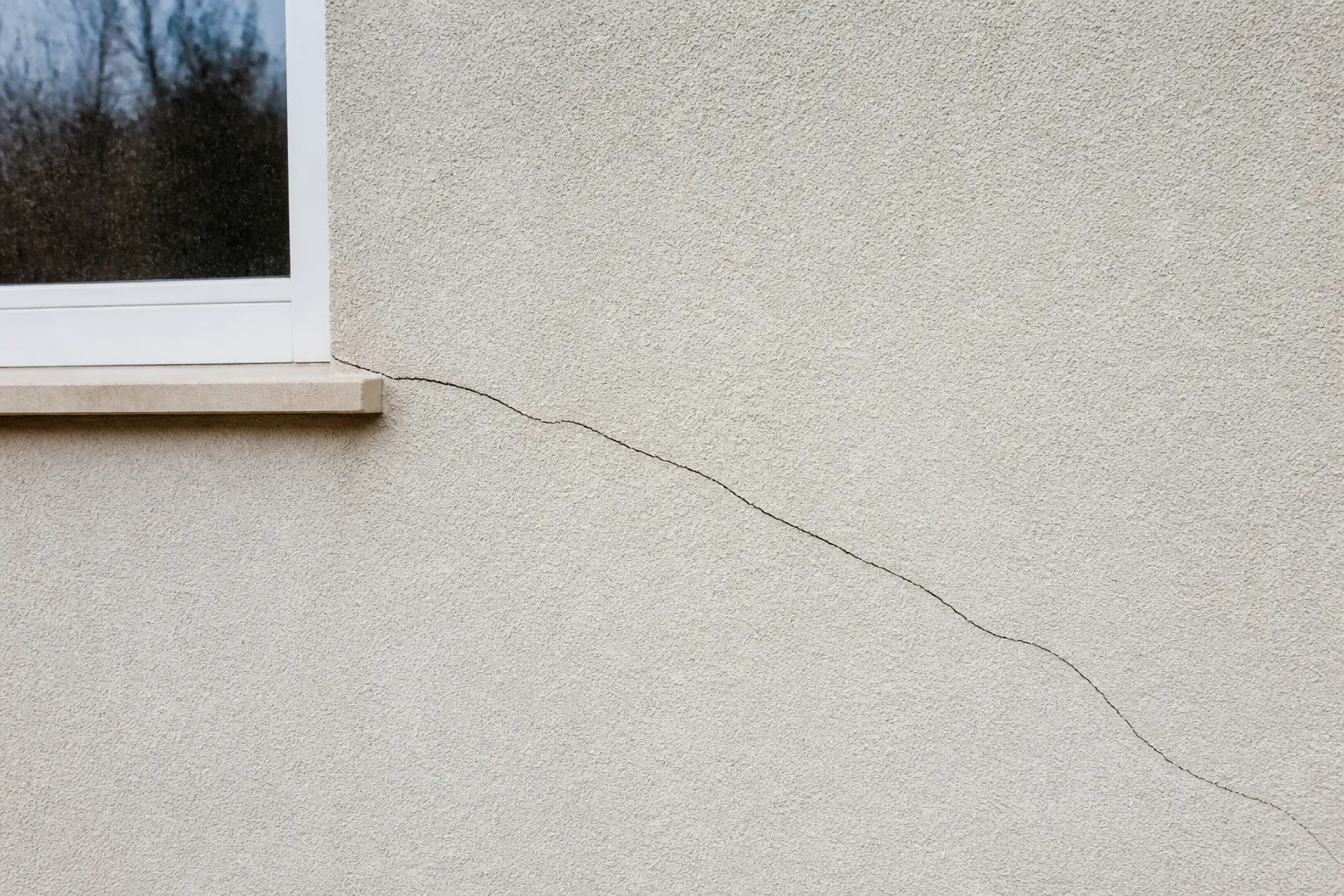 Fissure en façade enduite d’une maison individuelle