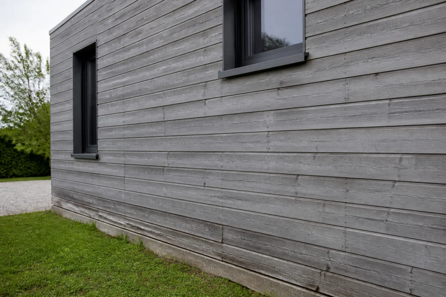 Bardage bois grisé sur une façade de maison
