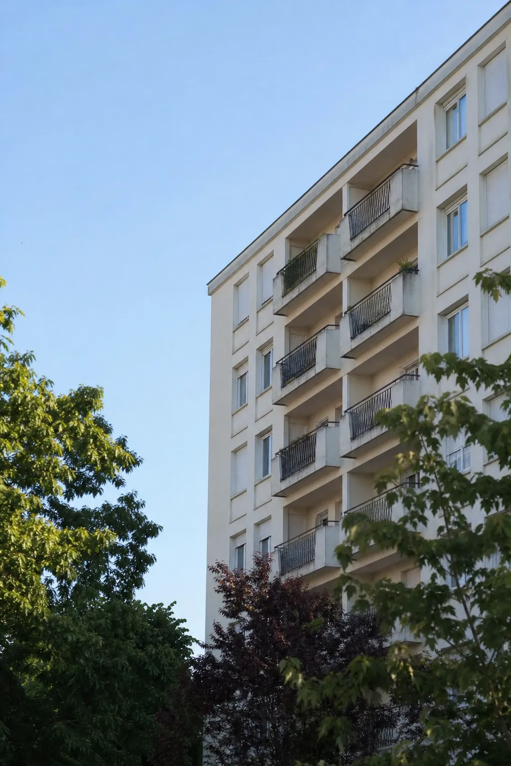 Immeuble résidentiel avec balcons dans une grande ville de l’Ouest