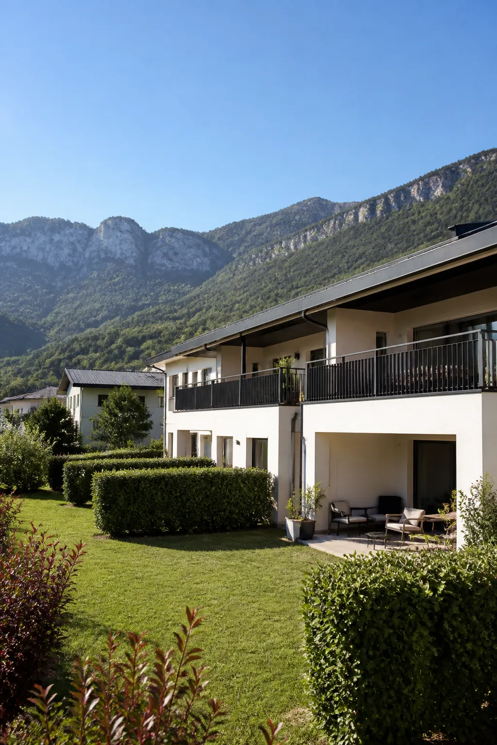 Résidence avec appartements en rez-de-jardin et montagnes