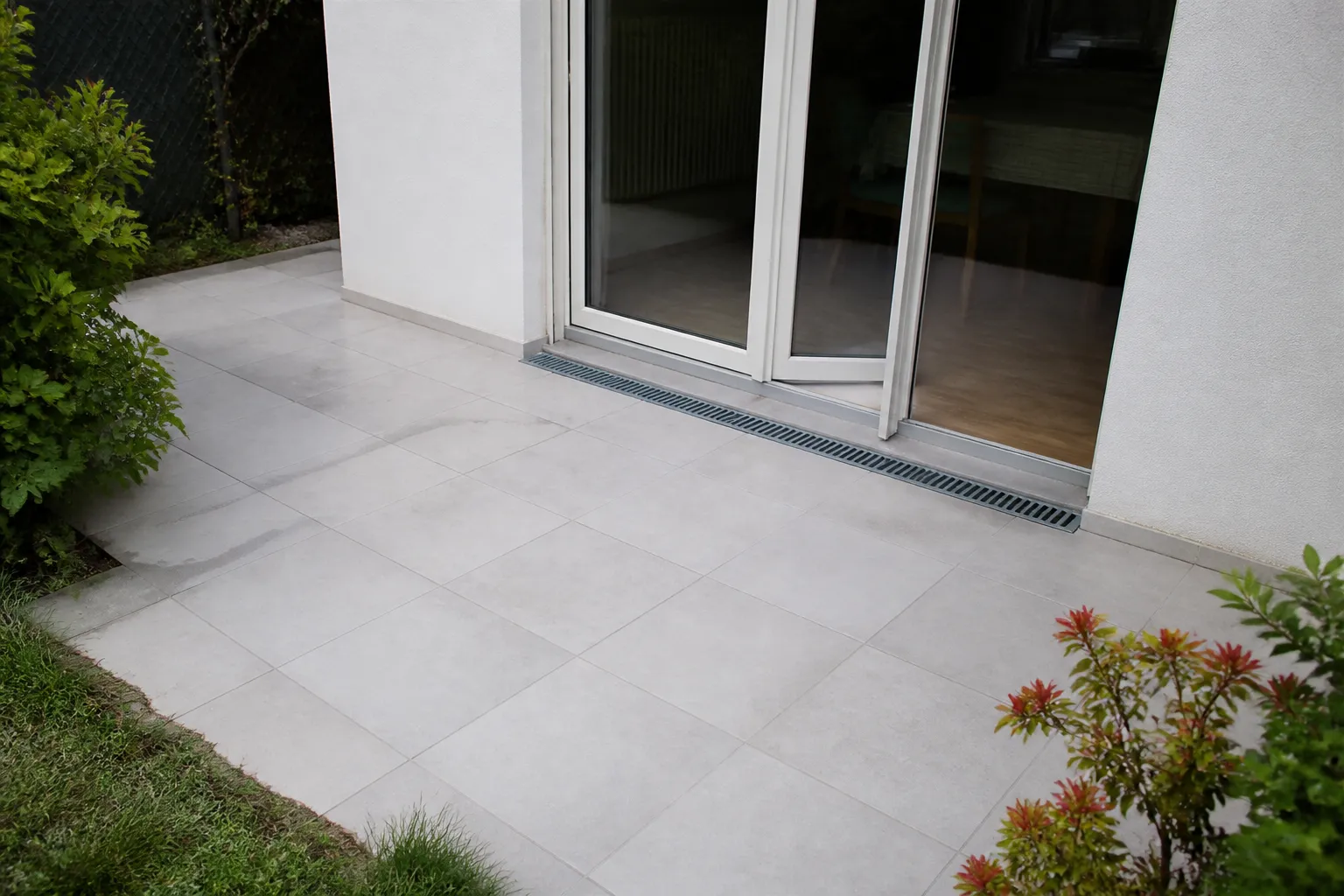 Terrasse privative en rez-de-jardin avec seuil de porte-fenêtre