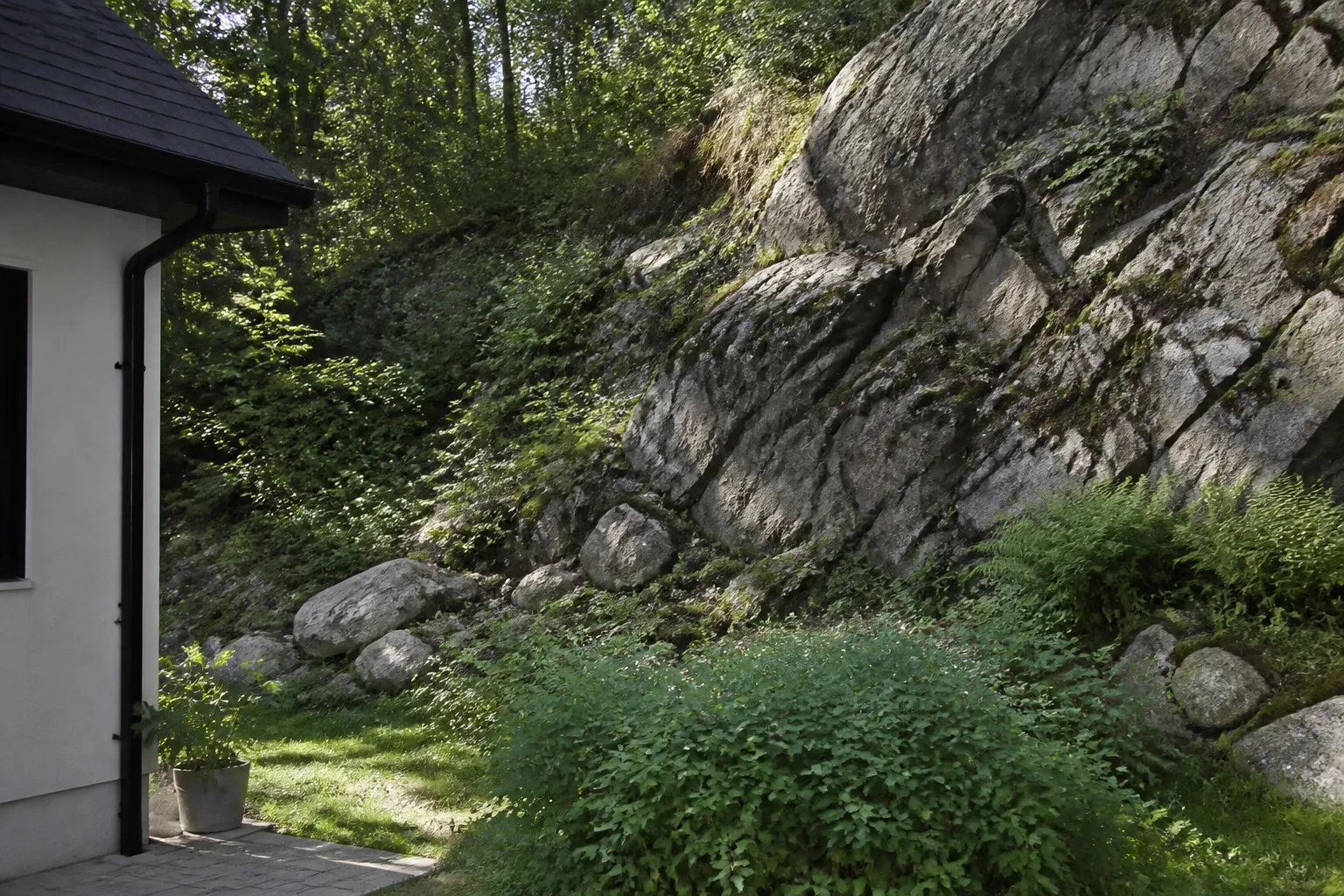 Talus rocheux à l’arrière d’une maison