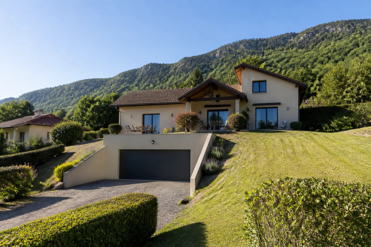 Maison individuelle avec jardin en pente et garage en sous-sol