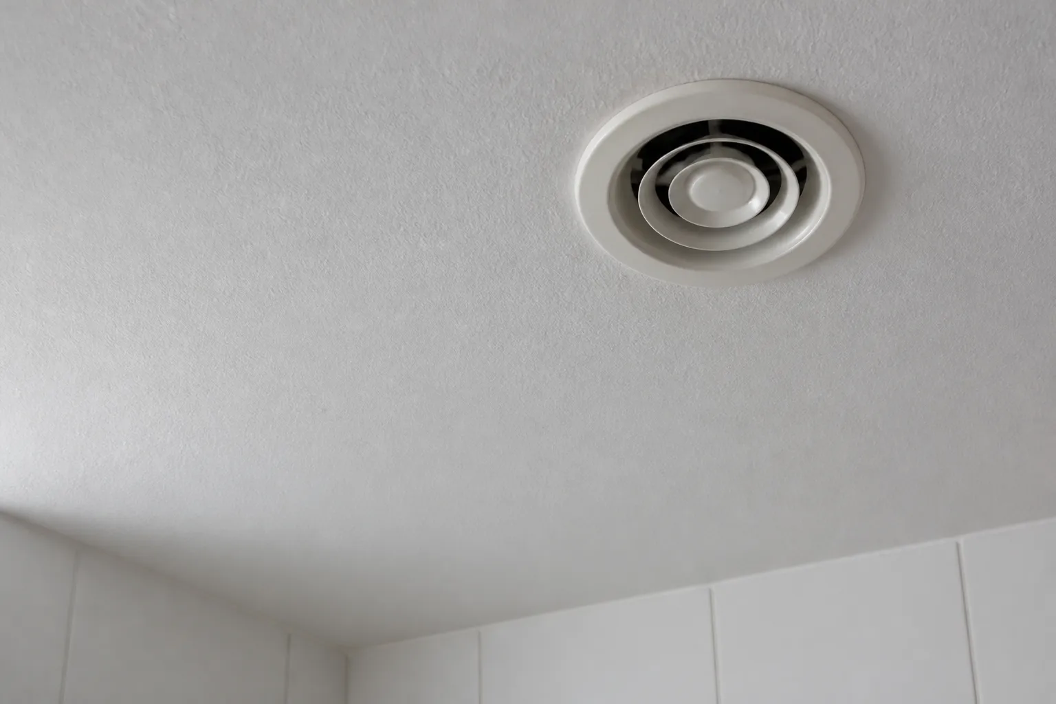 Bouche d’extraction de ventilation dans une cuisine d’appartement