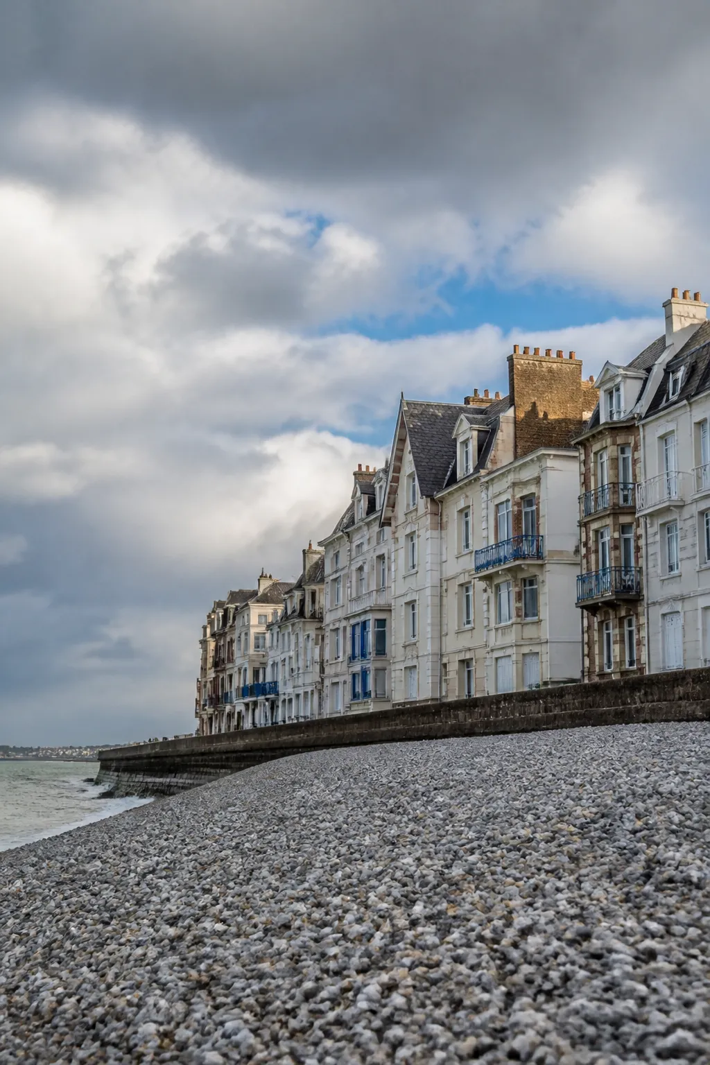 Façades d’immeubles anciens face à la mer sous un ciel normand