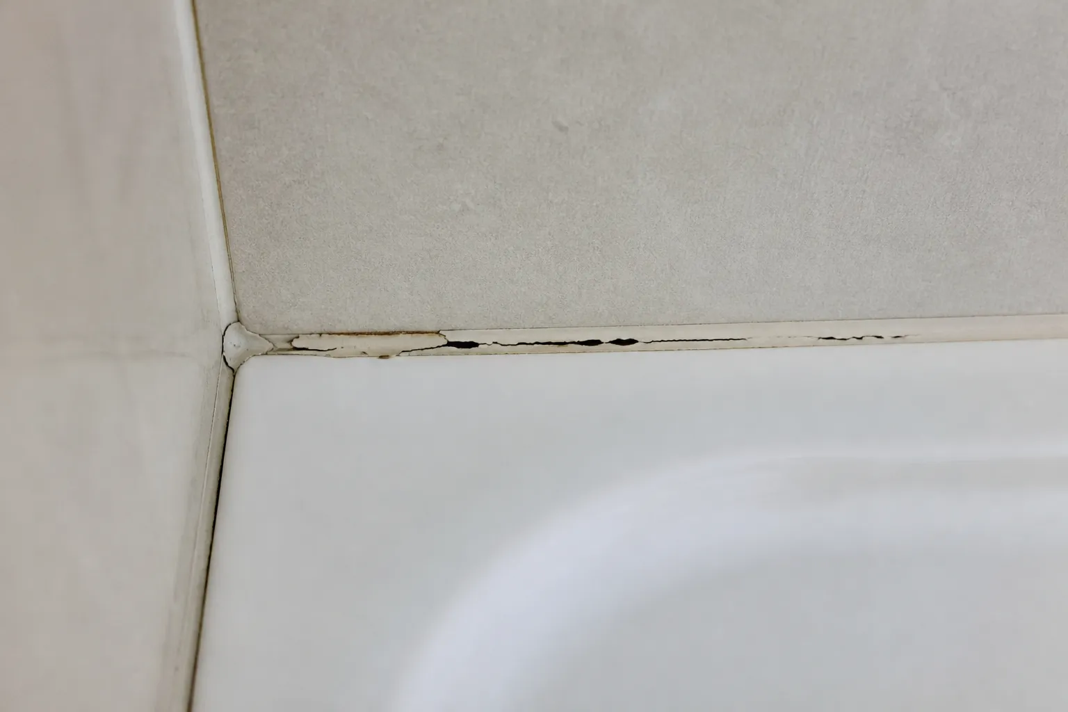 Joint de silicone fissuré dans une salle de bains récente