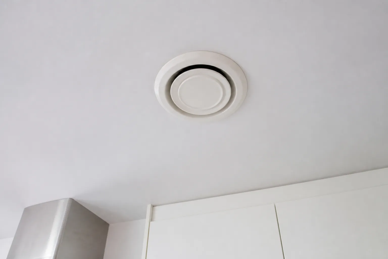 Bouche de ventilation dans le plafond d’une cuisine