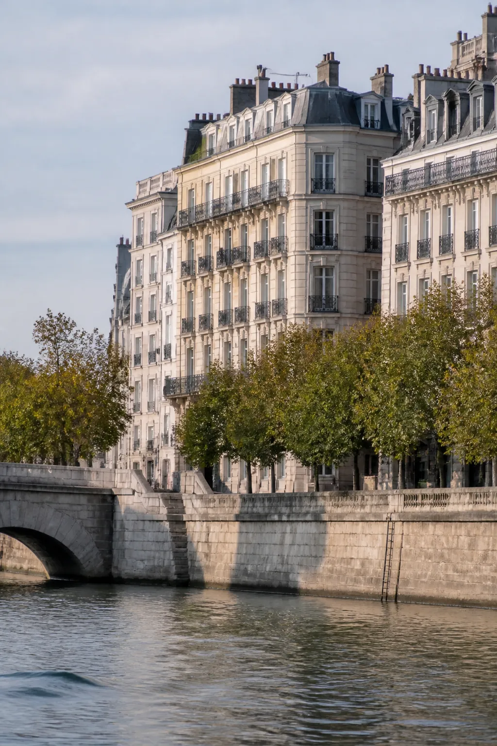Immeuble ancien en pierre claire au bord d’une rivière, avant un bilan avant achat à Melun