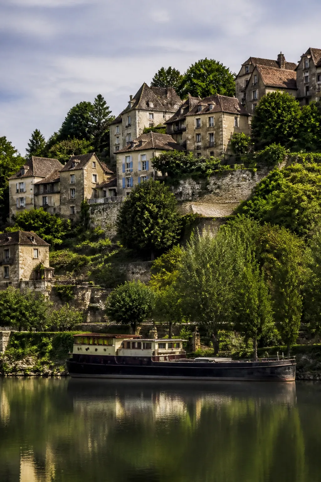 Maisons étagées sur un coteau au-dessus d’un fleuve, avant un bilan avant achat à Conflans-Sainte-Honorine