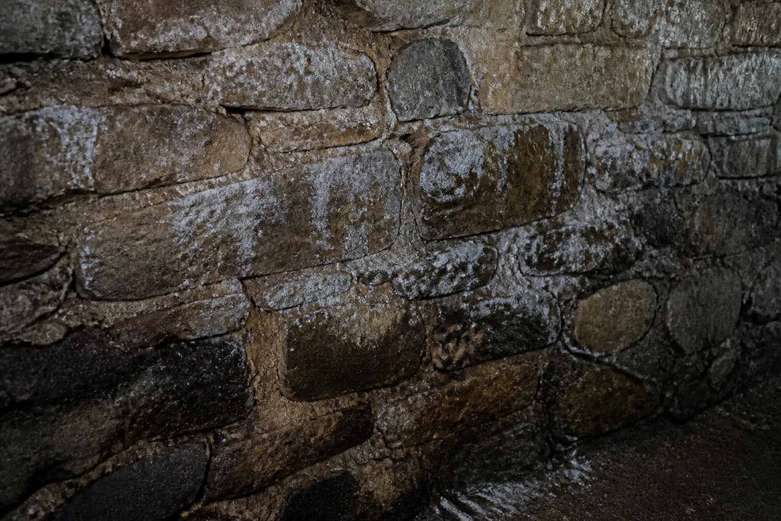 Mur de cave avec traces d’humidité et salpêtre