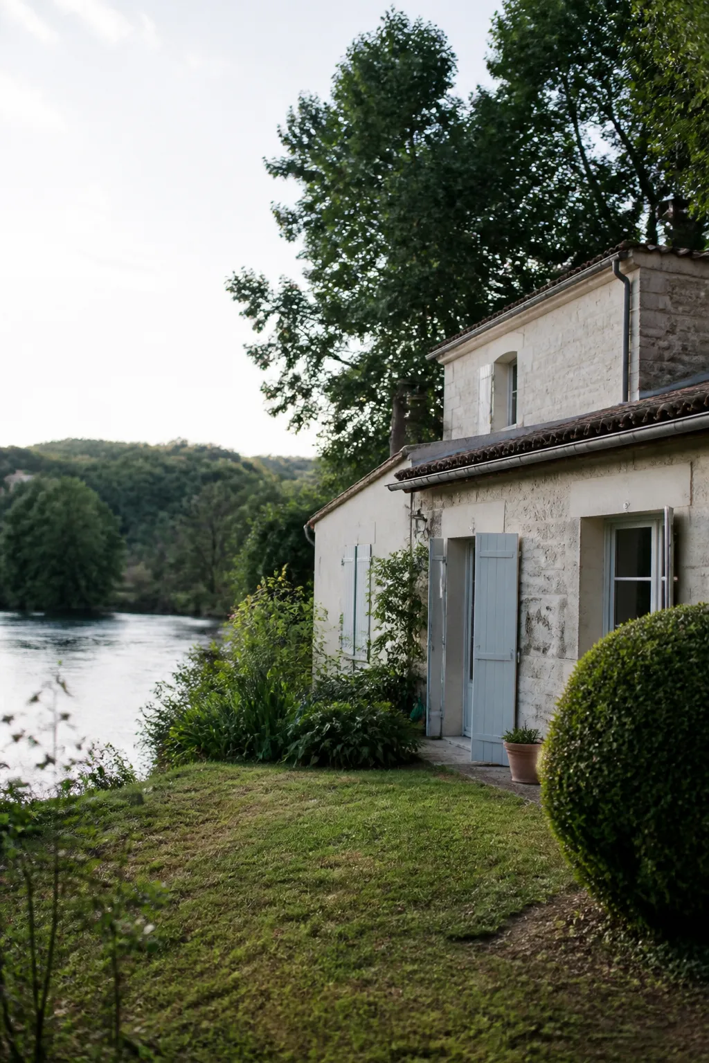 Maison en pierre et enduit près d’un fleuve, avant un bilan avant achat à Poissy