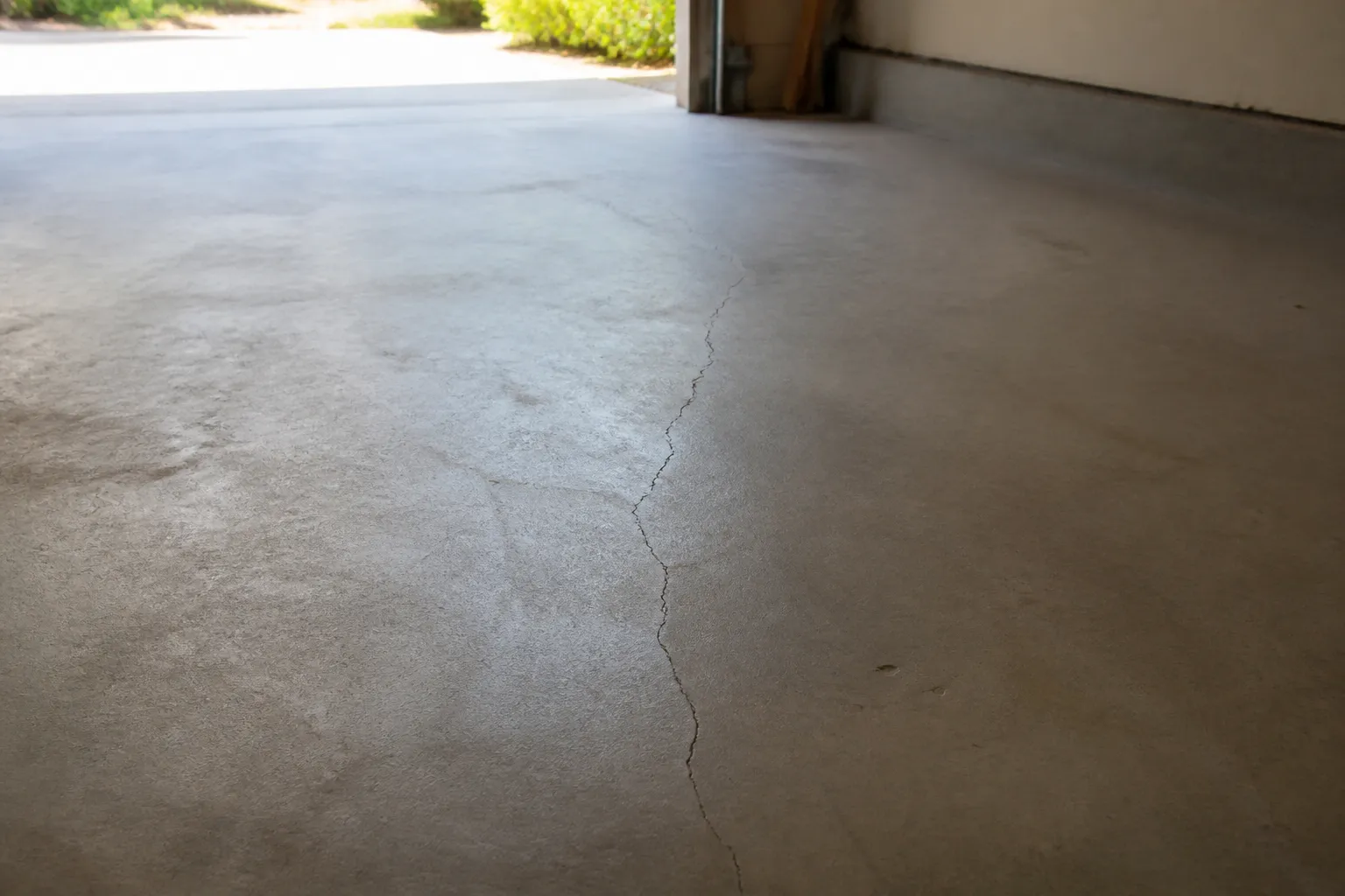 Dallage de garage présentant une fissure