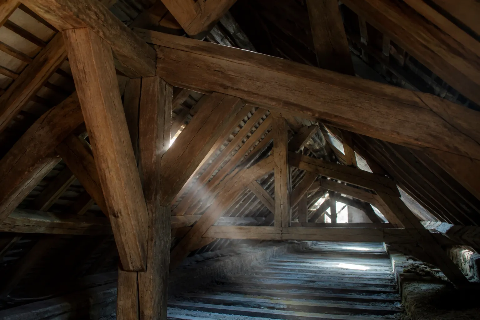 Charpente ancienne en chêne dans des combles