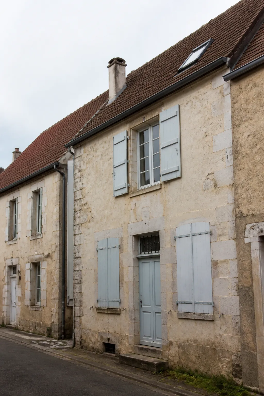Maison de bourg en pierre avec toit de tuiles, avant un bilan avant achat à Mauléon
