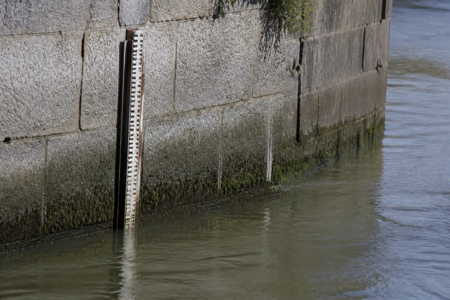 Repère de niveau d’eau peint sur un mur de quai