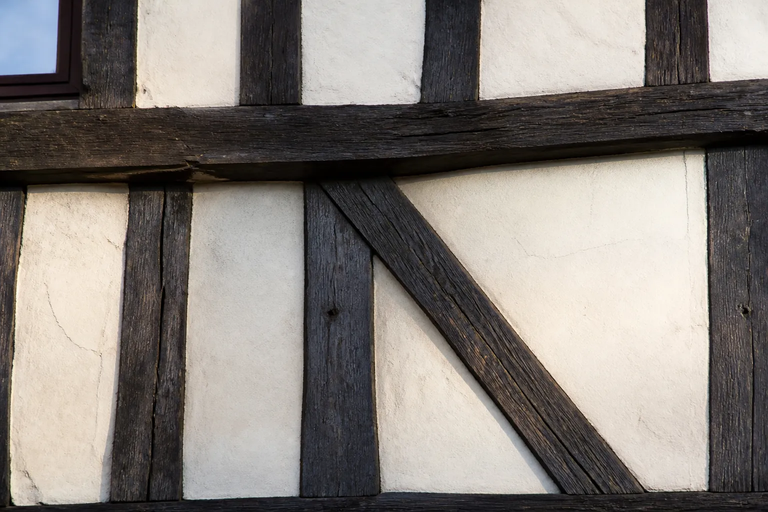 Détail d’une façade à pans de bois avec remplissage enduit