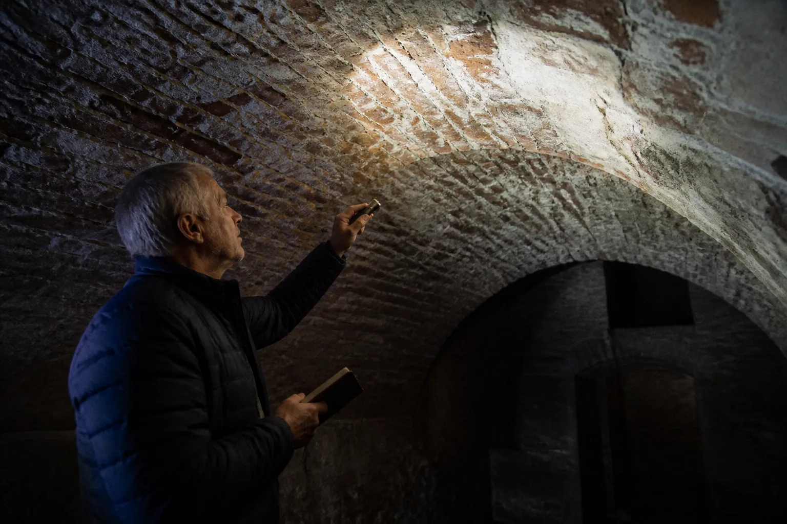 Expert examinant la voûte d’une cave ancienne