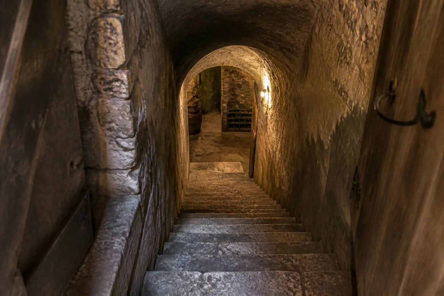 Escalier de pierre descendant vers une cave ancienne