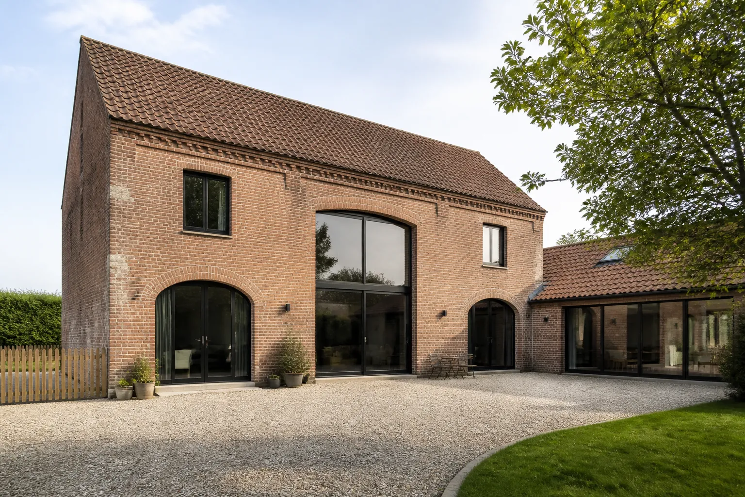 Ancienne grange en brique transformée en habitation