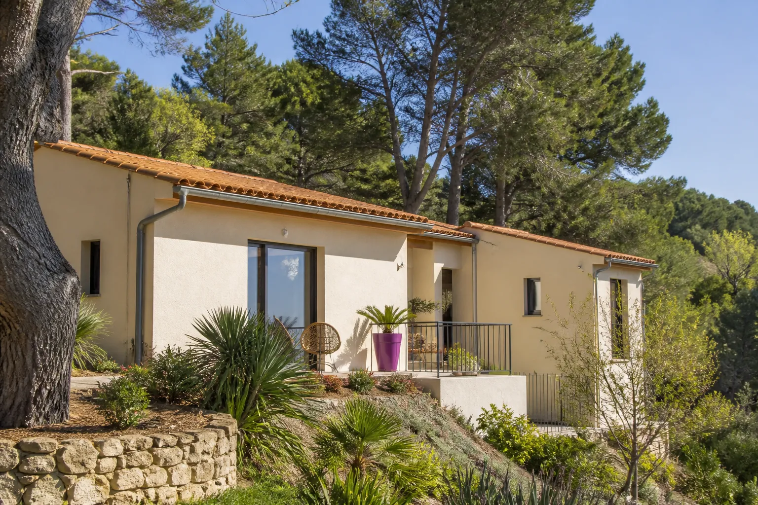 Maison en bordure de pinède avec toiture en tuiles et gouttières