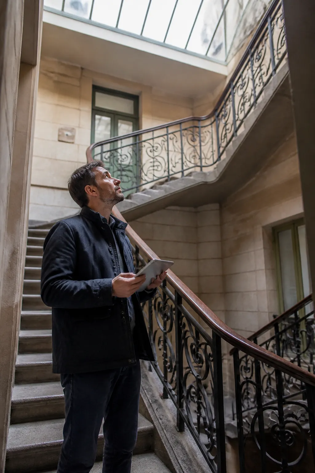 Expert en bâtiment dans la cage d’escalier d’un immeuble ancien à Avignon