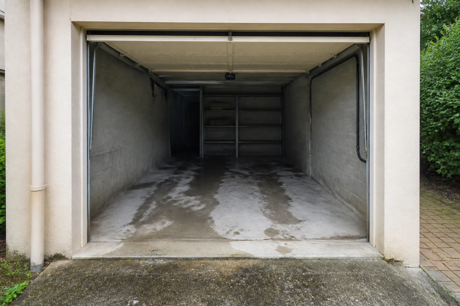 Garage en rez-de-chaussée avec seuil et porte basculante
