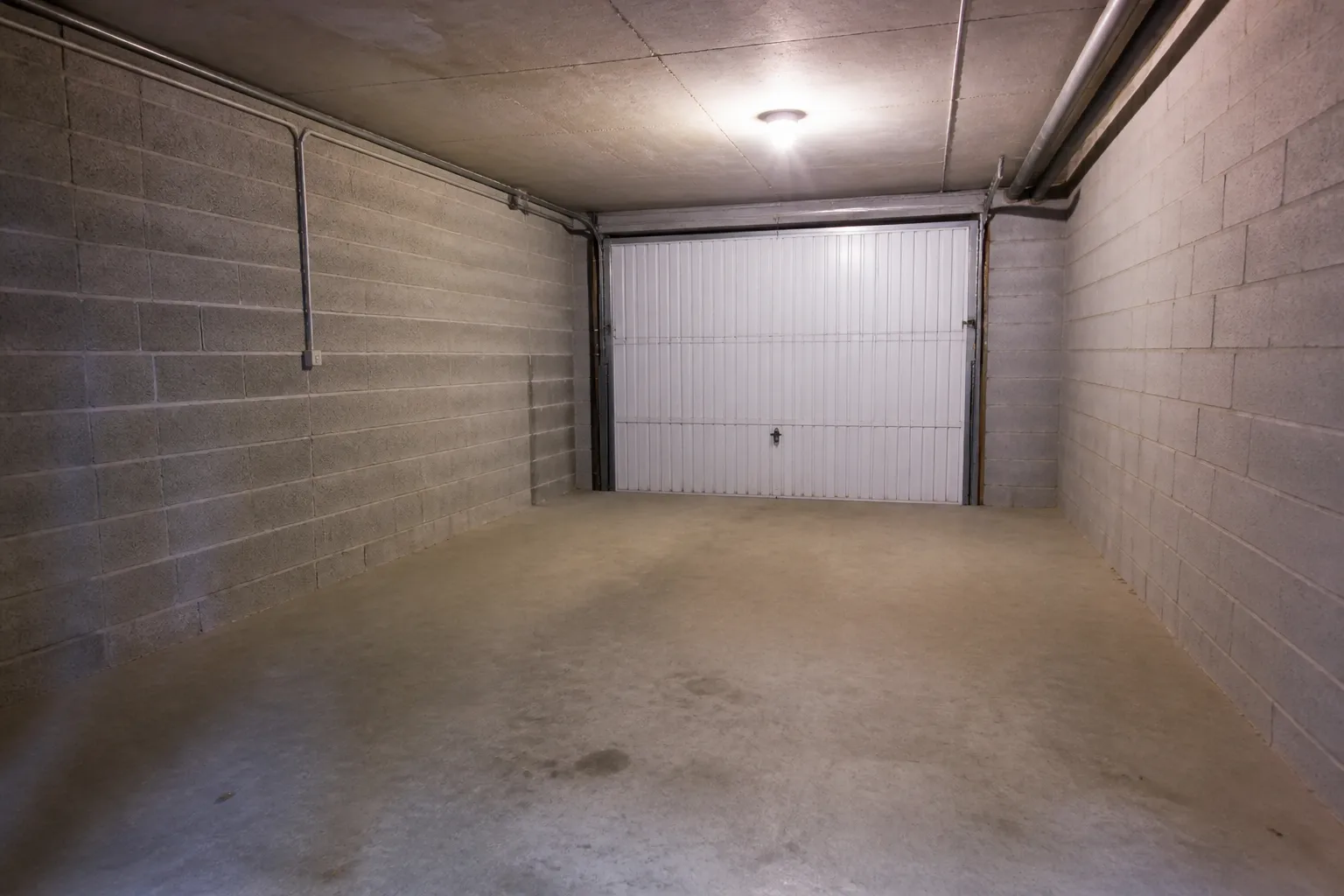 Garage en sous-sol avec murs en parpaing