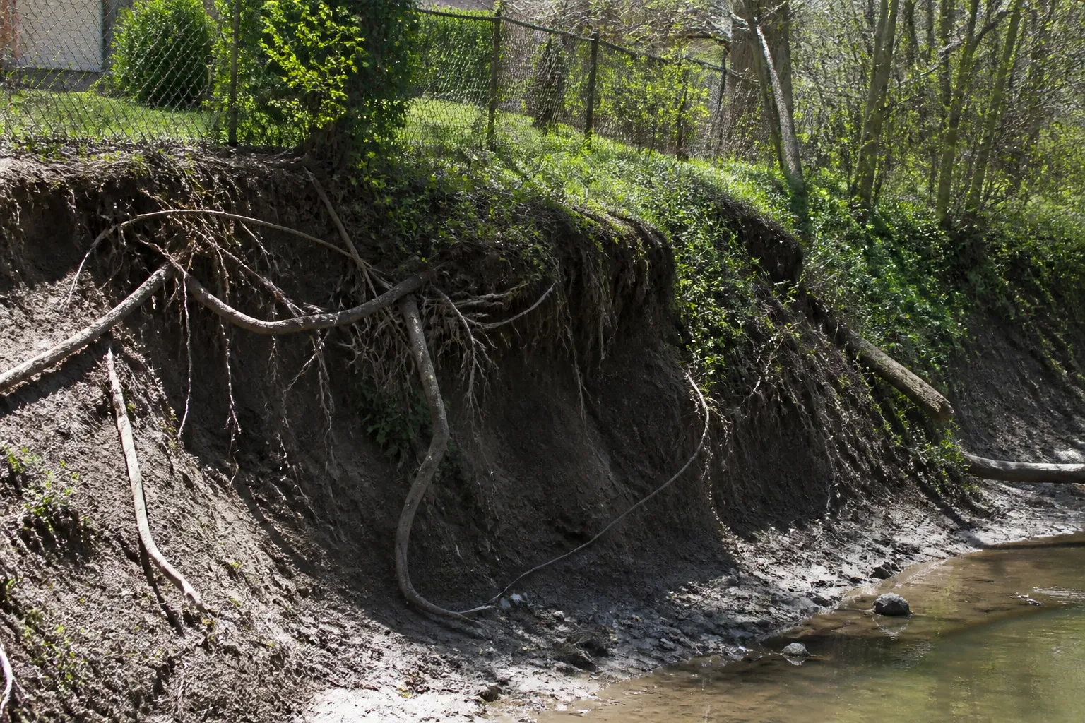 Berge de rivière érodée près de jardins
