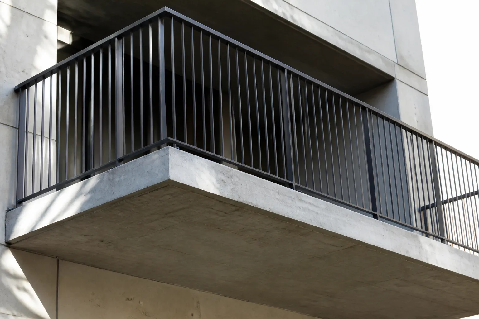 Balcon d’immeuble avec garde-corps et nez de dalle