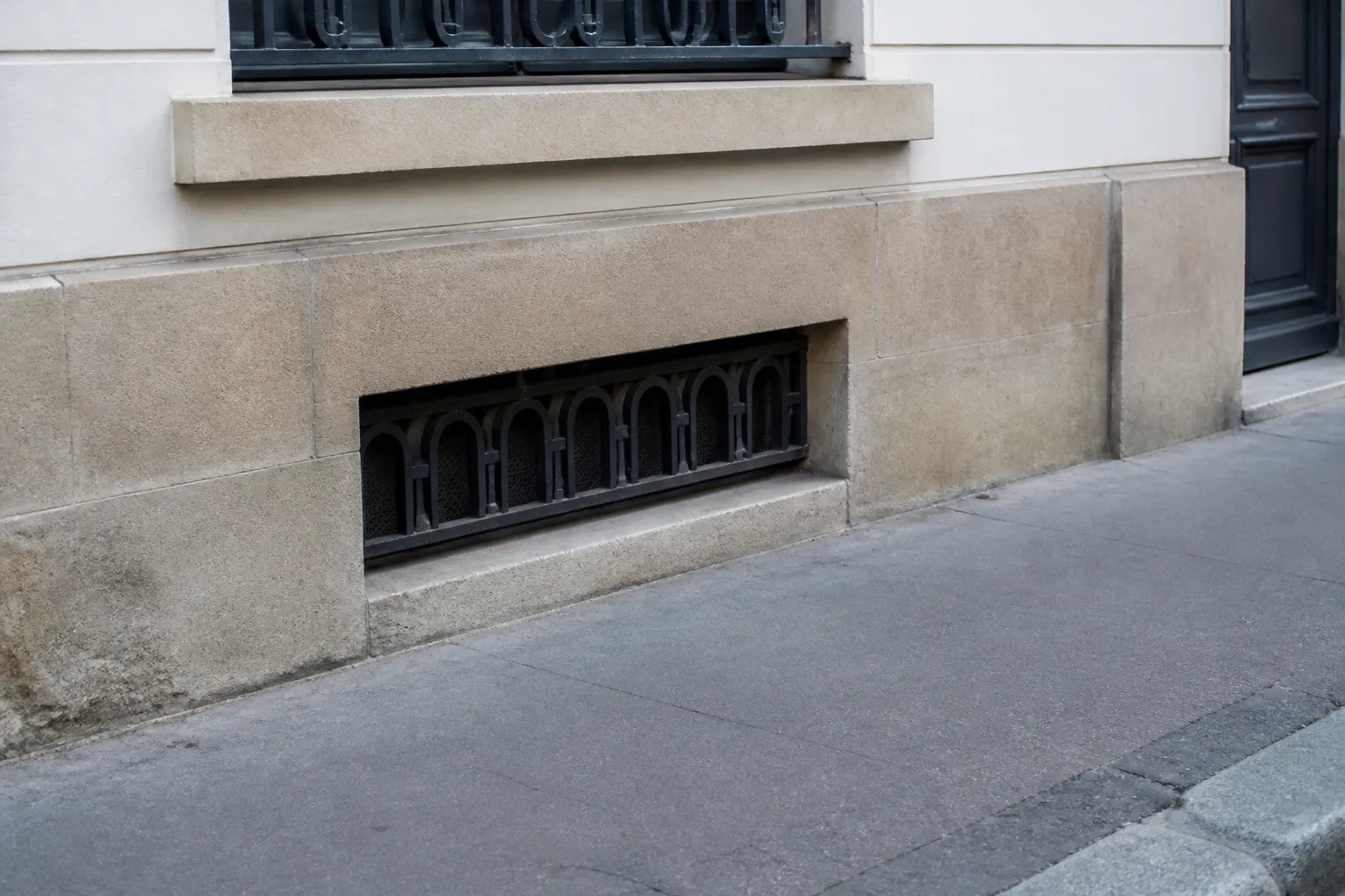 Soupirail et bas de façade d’une maison de ville