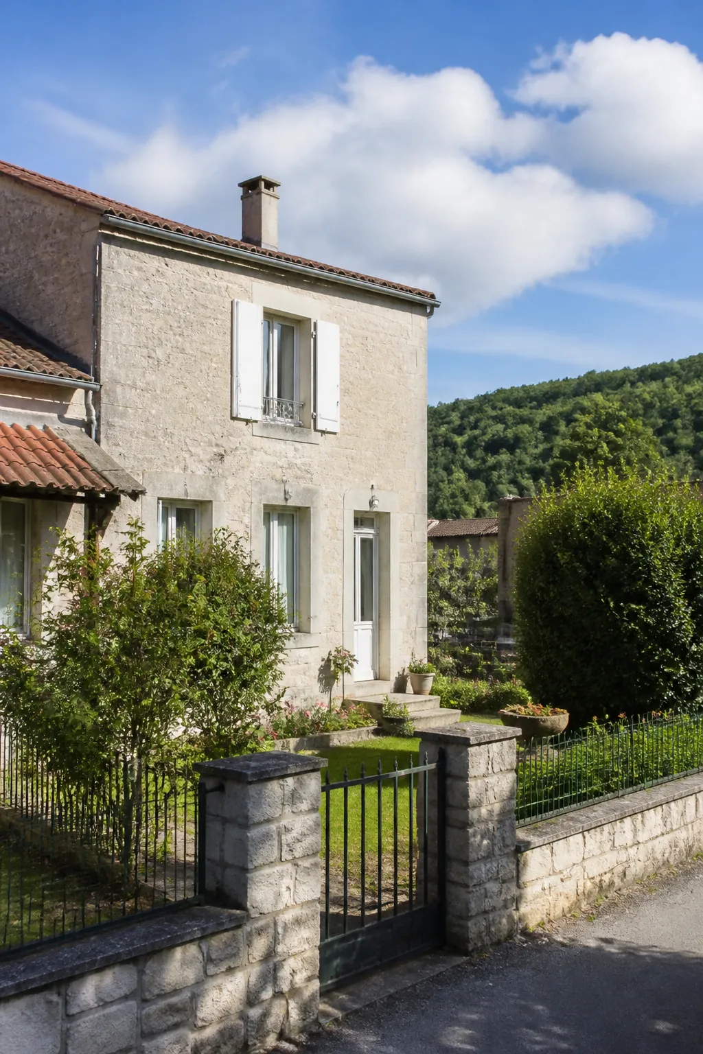 Maison de bourg avec jardin dans une commune de vallée