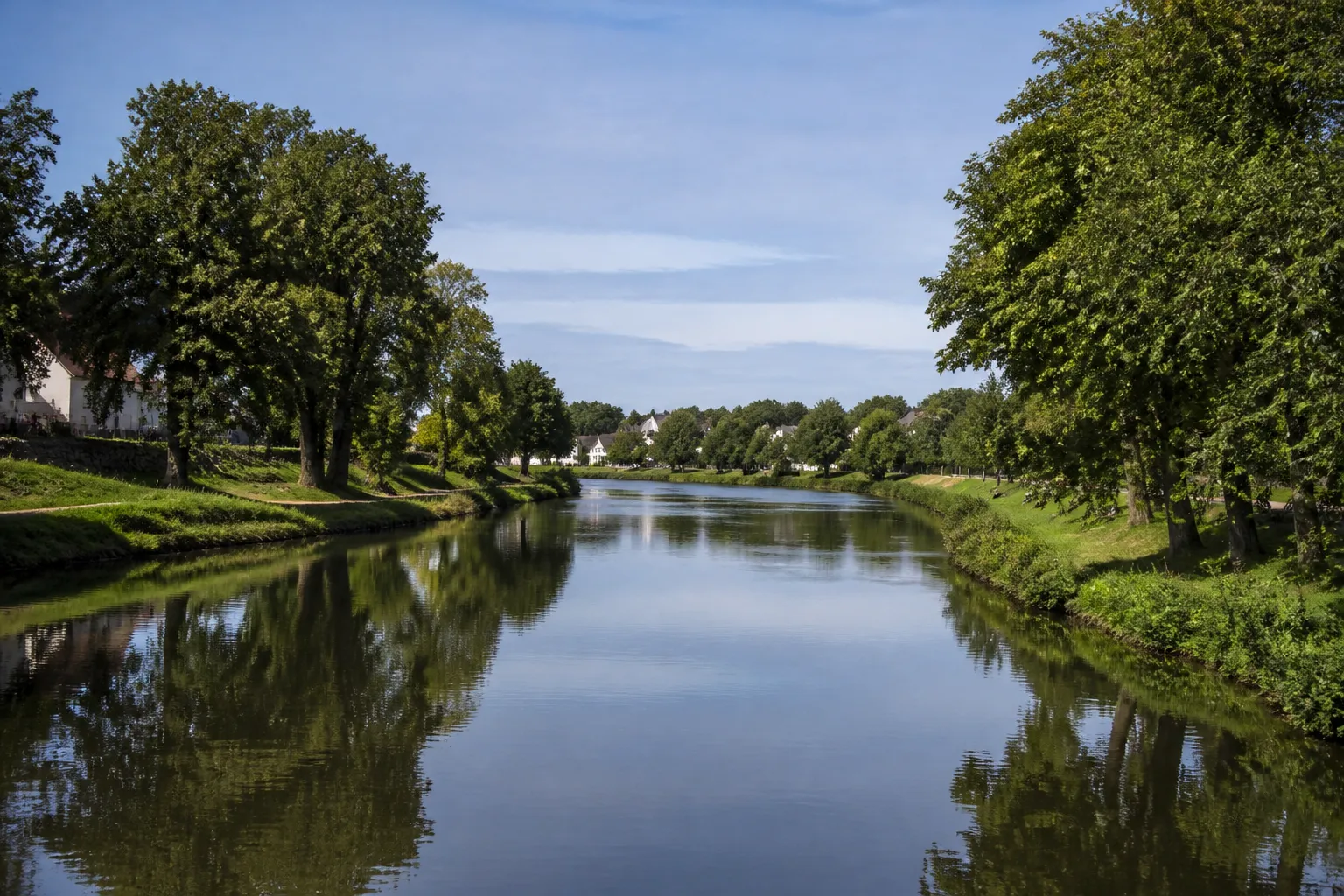 Rivière calme bordée d’arbres près d’habitations