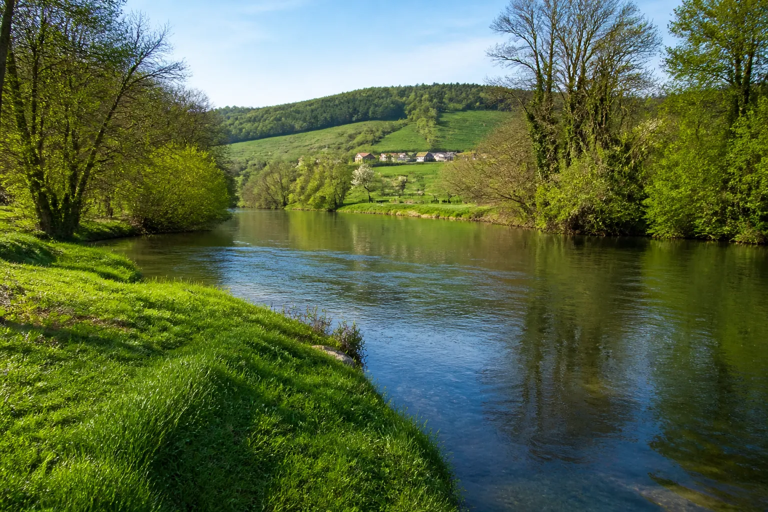 Rivière bordée d’arbres dans une vallée de l’Yonne au printemps
