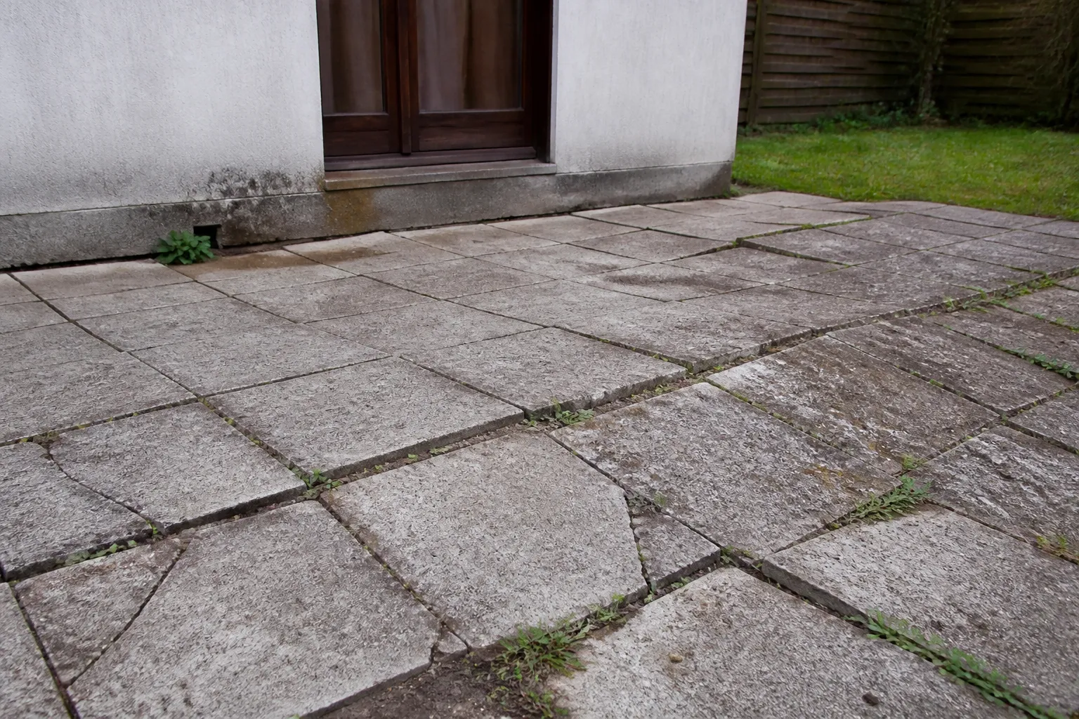 Dallage de terrasse fissuré au pied d’une maison