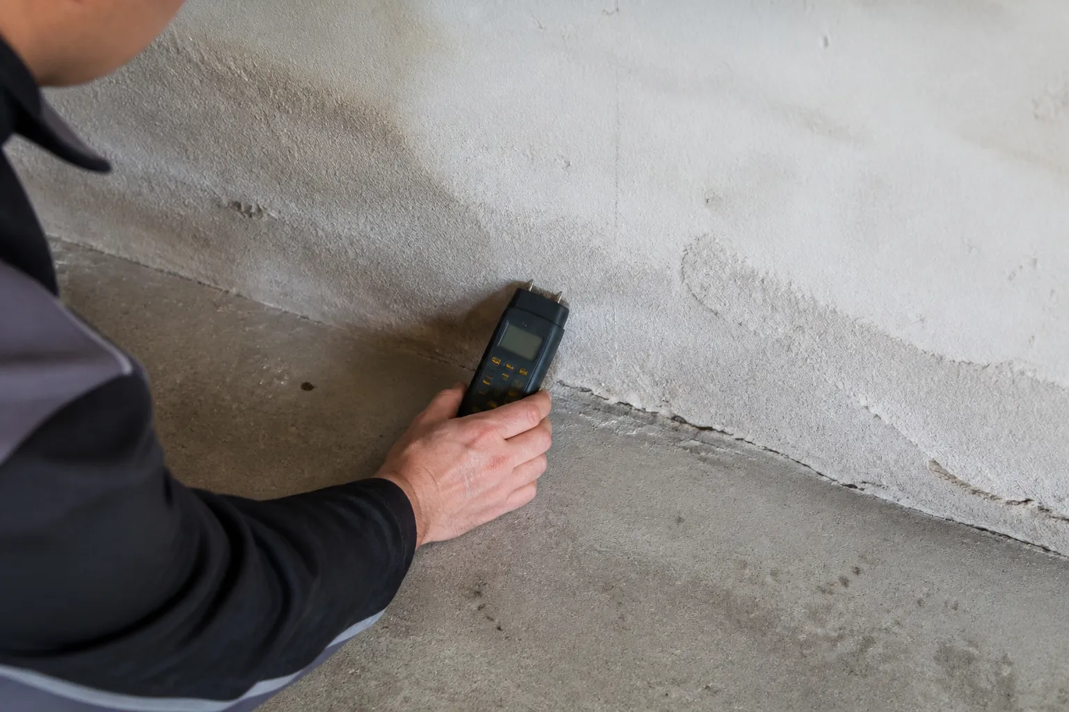 Expert relevant l’humidité au bas d’un mur de garage