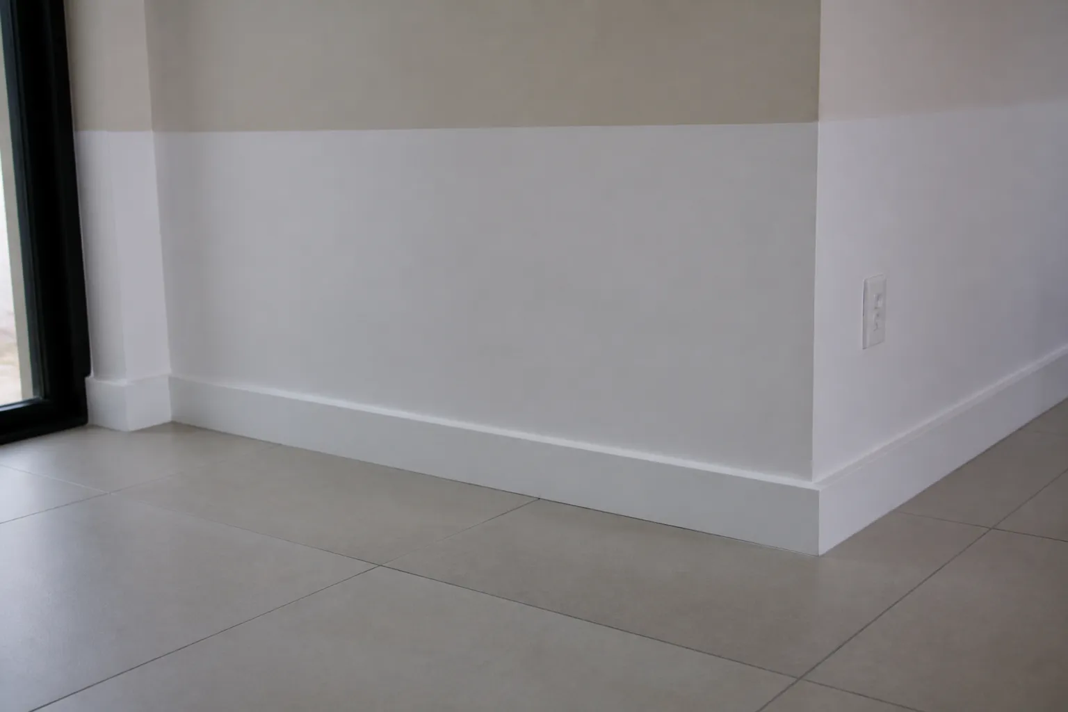 Bas de mur intérieur avec plinthes remplacées et enduit refait