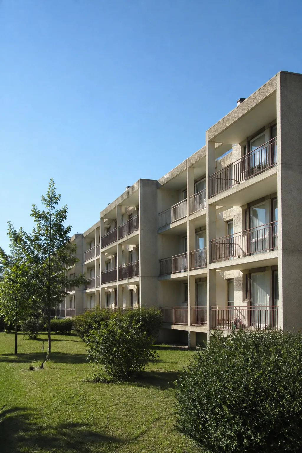 Résidence d’appartements récente avec balcons et espaces verts