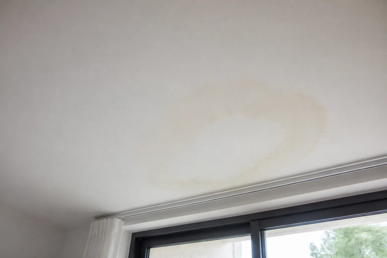 Plafond d’appartement avec trace d’infiltration sous une terrasse